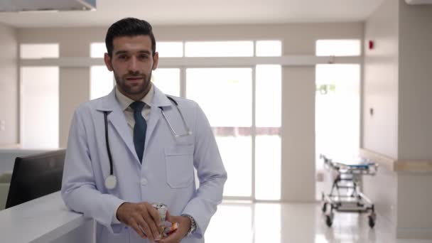 Портативный Средний Выстрел Молодой Улыбающийся Доктор Стоящий Больнице Портрет Запечатлевает — стоковое видео