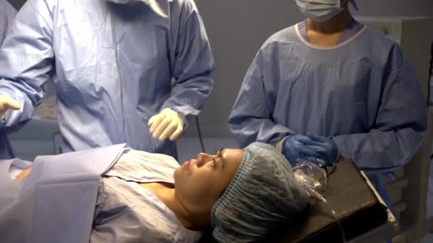 Ruční Zblízka Záběr Selektivní Zaostření Obličeje Pacientky Lůžku Operačním Sále — Stock video