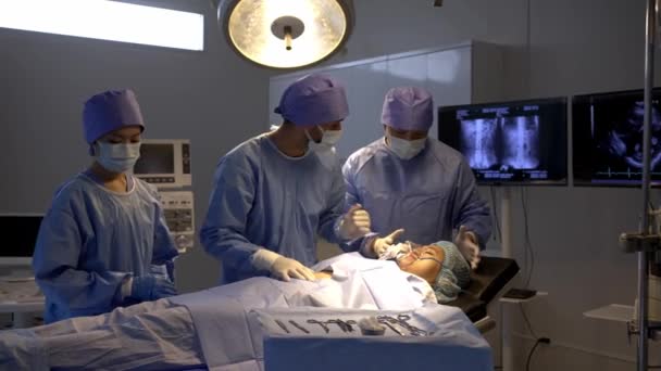 Handheld Medium Shot Team Van Professionele Chirurgen Voert Chirurgie Vrouwelijke — Stockvideo