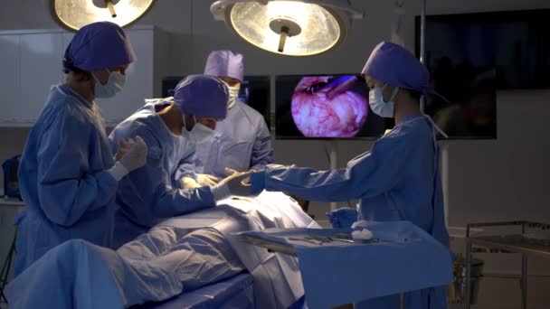 Χειρουργός Μέσης Βολής Ομάδα Επαγγελματιών Χειρουργών Εκτελεί Χειρουργική Επέμβαση Γυναίκα — Αρχείο Βίντεο