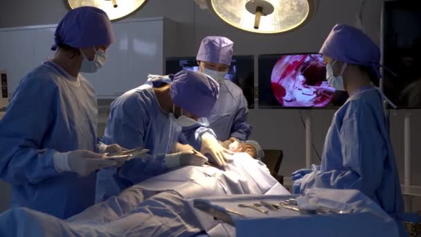 Handheld Tiro Médio Equipe Cirurgiões Profissionais Realiza Cirurgia Paciente Sexo — Vídeo de Stock