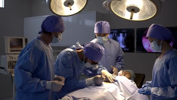 Disparo Mano Equipo Cirujanos Profesionales Realiza Corte Cirugía Paciente Femenino — Vídeos de Stock