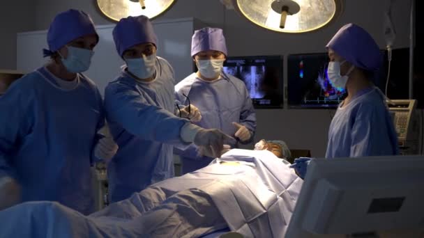 Ruční Záběr Tým Profesionálních Chirurgů Provádí Diskuzi Ukončení Operace Dívají — Stock video