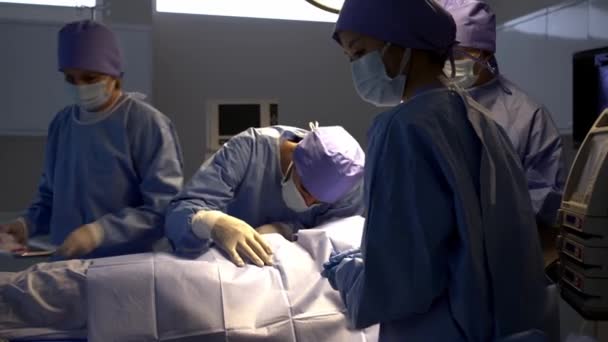 Handheld Schot Team Van Professionele Chirurgen Voert Chirurgie Snijden Vrouwelijke — Stockvideo