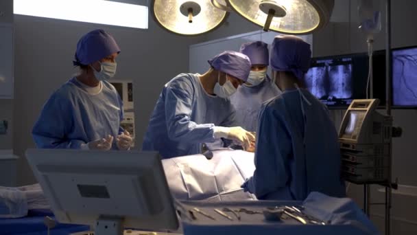 Handschot Medisch Chirurgisch Team Gesprek Met Vrouwelijke Patiënt Operatiekamer Bed — Stockvideo