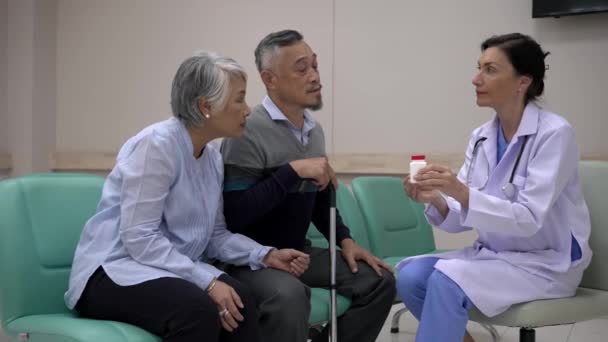 Handschuss Junge Apothekerin Erklärt Reifem Patienten Und Seiner Frau Krankenhaus — Stockvideo