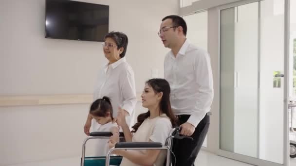 Baleado Mão Marido Sua Esposa Grávida Cadeira Rodas Com Criança — Vídeo de Stock