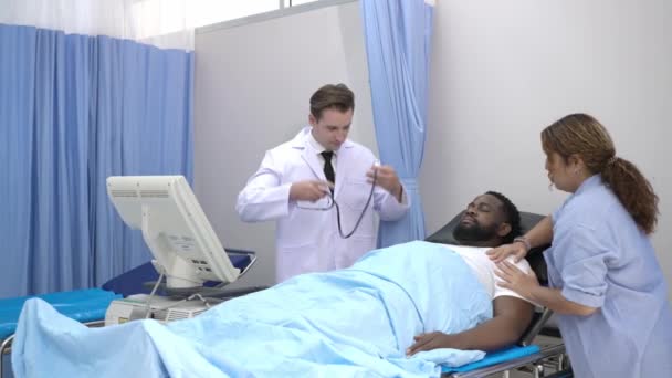 Inyección Mano Médico Joven Usa Estetoscopio Escuchando Pulmón Pacientes Acostados — Vídeos de Stock