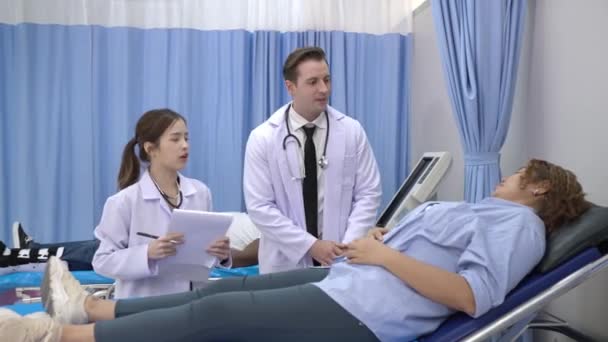 Χειρωνακτική Ένεση Νεαρός Γιατρός Άνδρας Και Γυναίκα Εξετάστε Την Υγεία — Αρχείο Βίντεο