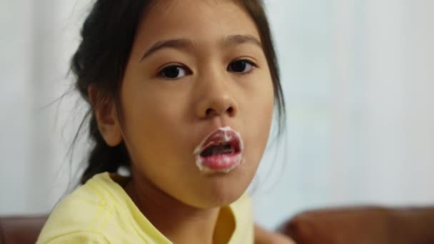 Filmación Primer Plano Retrato Cara Niña Asiática Comiendo Helado Hasta — Vídeos de Stock