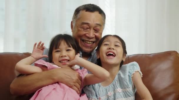 Mano Tiro Medio Abrazo Familia Hombre Jubilado Disfrutando Tiempo Calidad — Vídeos de Stock