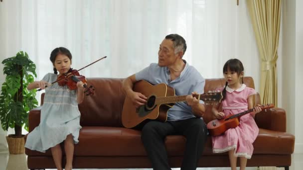 Handhållen Medium Shot Asiatisk Pensionerad Man Med Två Barnbarn Sitter — Stockvideo