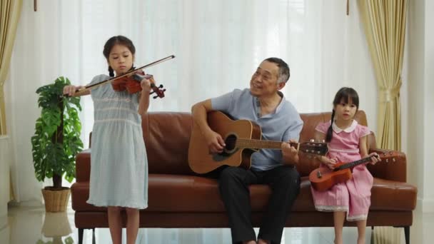 Prise Vue Moyenne Main Asiatique Retraité Avec Deux Petites Filles — Video