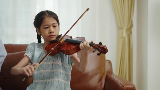 Colpo Mano Bloccato Bella Ragazza Che Suona Violino Felicemente Nonno — Video Stock