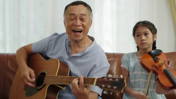 Handhållen Låst Bild Asiatisk Farfar Spelar Gitarr Och Sång Och — Stockvideo