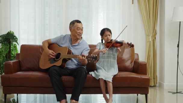 Footage Handheld Shot Asian Grandfather Playing Guitar Singing Lovely Granddaughter — Stock Video