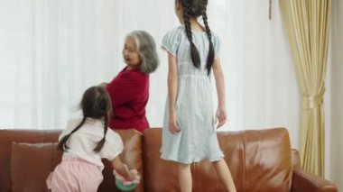 El kamerası görüntüsü, Asyalı büyükanne iki güzel torunla oyun oynuyor birlikte gülüyorlar ve eğleniyorlar, aile sevgisinin sıcaklığı.