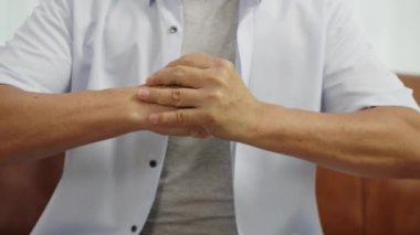 Görüntüler kilitli, emeklinin ellerini kapat. Evde parmak ve el sağlığıyla ilgilenirken el egzersizi yap.