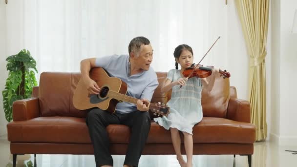 Handhållen Zoom Bild Asiatisk Farfar Spelar Gitarr Och Sång Och — Stockvideo