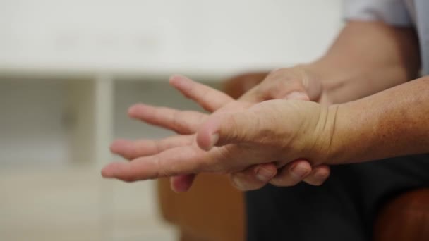 Filmagem Tiro Bloqueado Fechar Mãos Homem Aposentadoria Fazer Massagem Mão — Vídeo de Stock