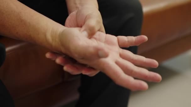 镜头锁定 退休男子用手 手指按压手掌进行治疗 以及在家照顾双手健康时双手合拢 — 图库视频影像