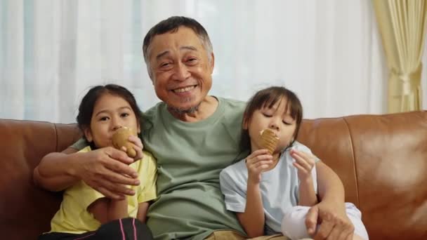 Filmación Toma Mano Mediana Dos Hermanos Asiáticos Sentados Sofá Comiendo — Vídeos de Stock
