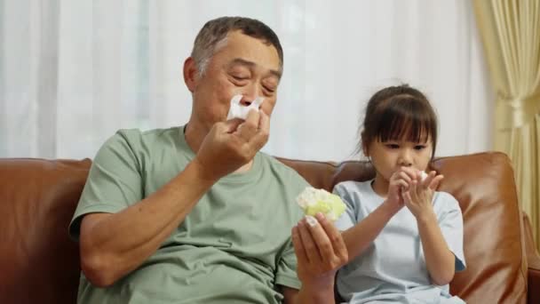 Nagranie Ręczne Średniego Ujęcia Dziadek Wnuczka Używają Bibuły Czyszczącej Usta — Wideo stockowe
