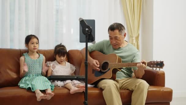 Footage Handheld Wide Shot Asian Pensiunan Pria Bermain Gitar Dan — Stok Video