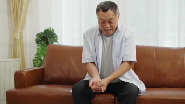 Filmagem Bloqueado Tiro Asiático Aposentadoria Homem Fazendo Massagem Mão Pressione — Vídeo de Stock