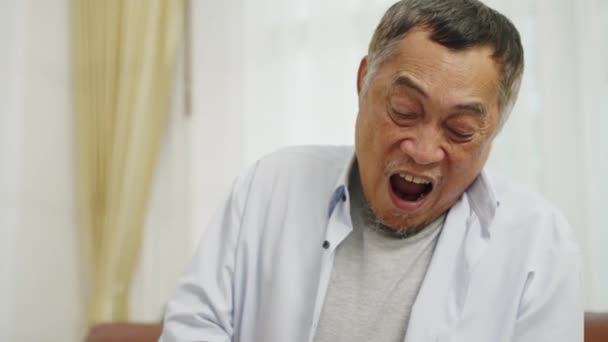 照片手持近距离拍摄 脸上的亚洲退休男子感到双手按摩受伤 按压着疼痛的手掌接受治疗 并独自在家照顾手部健康 — 图库视频影像