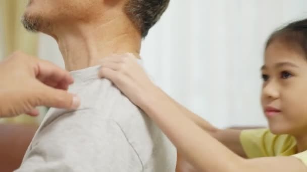 Filmagem Handheld Close Shot Brincalhão Asiático Neta Massagem Ombro Avô — Vídeo de Stock