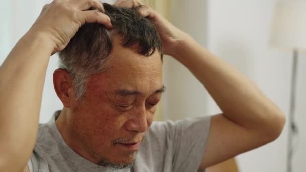 Filmagem Handheld Close Shot Asiático Aposentadoria Homem Sentado Sofá Sala — Vídeo de Stock