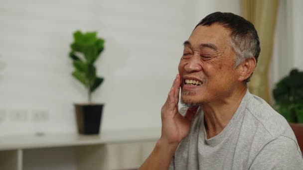 Πλάνα Χειρός Μέτρια Βολή Πλευρική Άποψη Ασιατική Συνταξιοδότηση Άνθρωπος Κάθεται — Αρχείο Βίντεο