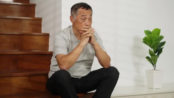 Verfilmung Handheld Medium Shot Asiatische Rentner Sitzen Mit Stress Denken — Stockvideo