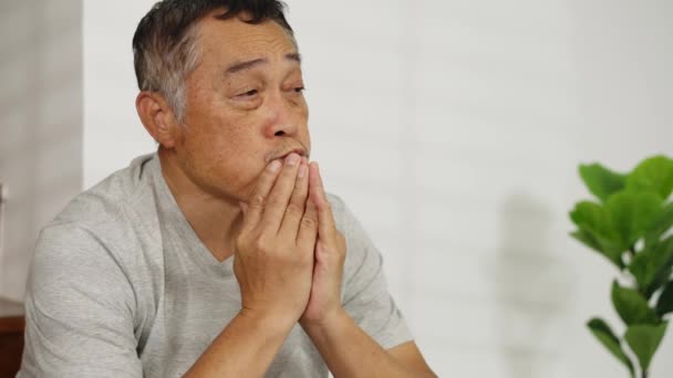 Съемки Ручной Съемки Крупным Планом Лицо Азиатского Пенсионера Сидящего Стрессом — стоковое видео