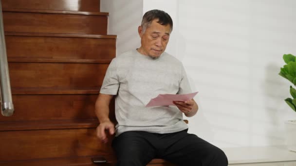 Orta Ölçekli Bir Kamerası Görüntüsü Endişeli Asyalı Emekli Adam Merdivenlerde — Stok video