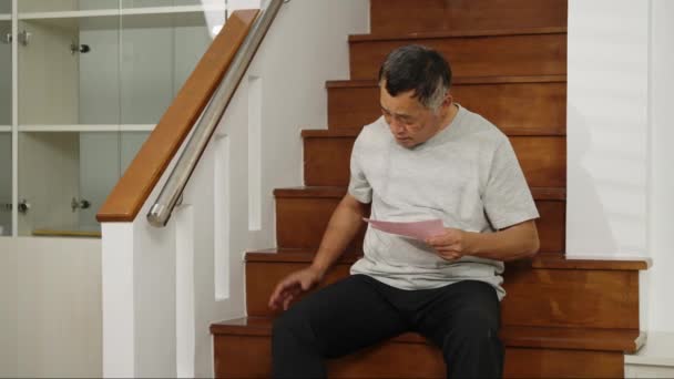 Bilder Handhållen Medium Shot Berörd Asiatisk Pensionerad Man Sitter Trappor — Stockvideo