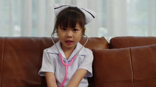 Nagranie Wideo Bliska Portret Uroczej Dziewczyny Mundurze Pielęgniarki Stetoskopie Siedzącej — Wideo stockowe