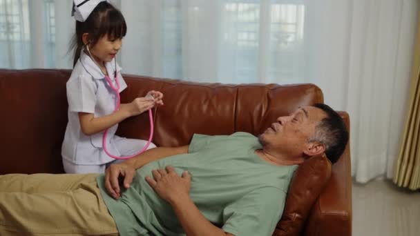 Verfilmung Handheld Medium Shot Schöne Enkelin Trägt Eine Krankenschwester Uniform — Stockvideo