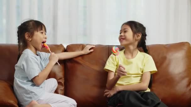 Nagranie Ręczne Średniego Ujęcia Dwie Słodkie Dziewczyny Siedzące Kanapie Cieszyć — Wideo stockowe