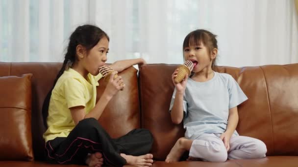 Nagranie Ręczne Średniego Ujęcia Dwie Słodkie Dziewczyny Siedzi Kanapie Babcia — Wideo stockowe