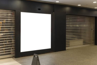 Mockup Blank LED kare reklam panosu mağaza önünde görüntülemek için boş alan, medya reklamları için özel tanıtım, aydınlatma, kapalı kapılar ve uyarı levhaları ile giriş için boş alan 