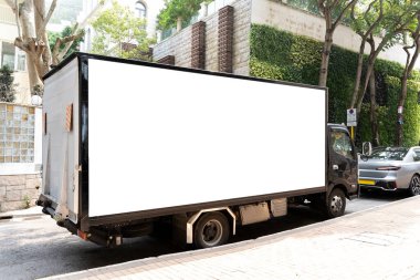 Yoldaki boş alandaki beyaz dağıtım kamyonunun boş paneli reklam, ürün, logo, markalar, özel promosyon, taşınabilir reklamlı mobil pazarlama stratejisi