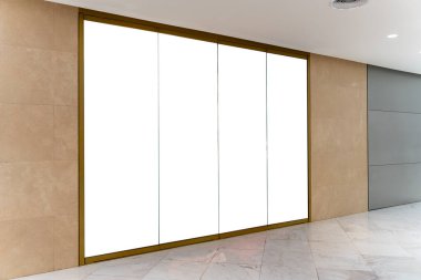 Model perspektifi beyaz yatay boş ilan panosu alışveriş merkezinin koridoru yakınındaki duvarda, reklam, promosyon veya bilgi eklemek için boş alan 