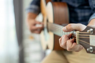Gitar çalan Asyalı son sınıf öğrencisinin elleri, kopyalama alanı