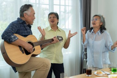 Güzel bir grup partisi, yaşlı arkadaşlara oturma odasında eğlendiklerini göstermek. Biri gitar çalarken diğerleri şarkı söyler ve dans eder, müzik ve arkadaşlığın tatlı anlarını paylaşır.