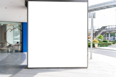 Mockup Blank Şehir Caddesine yakın bir yerde, açık hava reklamları için büyük boş ilan panosu ya da modern şehir ortamında halka duyurular.