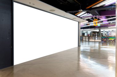 Mockup Blank mağaza kompleksindeki büyük kapalı pano, Perspektif şablonu reklam için mükemmel boş alan, promosyon gösterileri, ya da alışveriş merkezindeki halka duyurular
