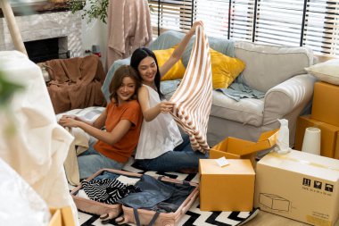 İki güzel kadın, parlak, dekore edilmiş oturma odasında kutuları taşıyan bir bavulu açıyor, yeni evi dekore etmeye hazırlanıyor, konuşuyorlar ve mutlulukla gülümsüyorlar, boşluğu kopyalıyorlar.