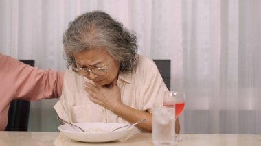 İki son sınıf öğrencisi gözlük takıyor ve evde lezzetli yemekler yiyorlar. Yemek yerken sorunları var ve arkadaşı endişeleniyor ve ona yardım etmeye çalışıyor..